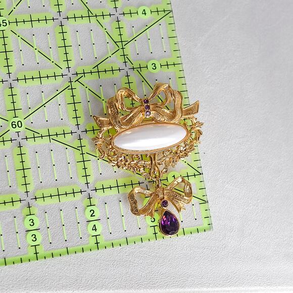 Avon Bow Brooch Vintage Gold-Tone Faux Pearl Purple CZ Statement - Picture 3 of 5